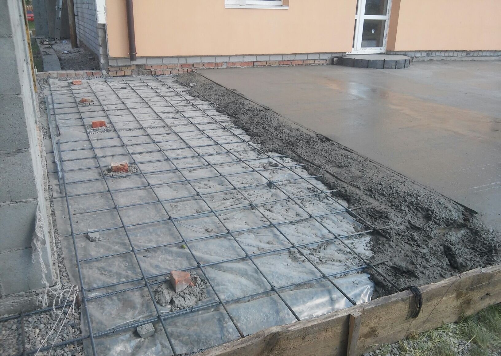 бетон во дворе 