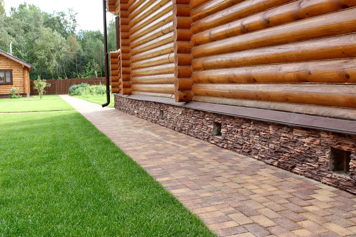 Бетонная отмостка вокруг дома