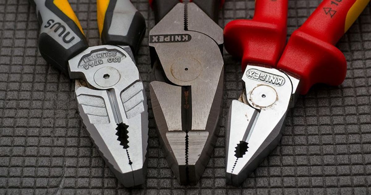 Плоскогубцы и ключи в наборе домашних инструментов