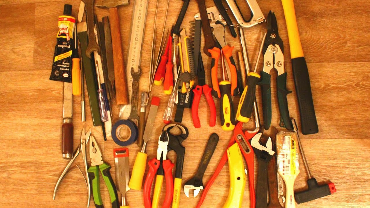Чемодан с инструментами для квартиры