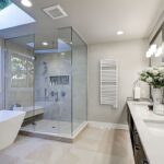 Современная ванная комната с ванной